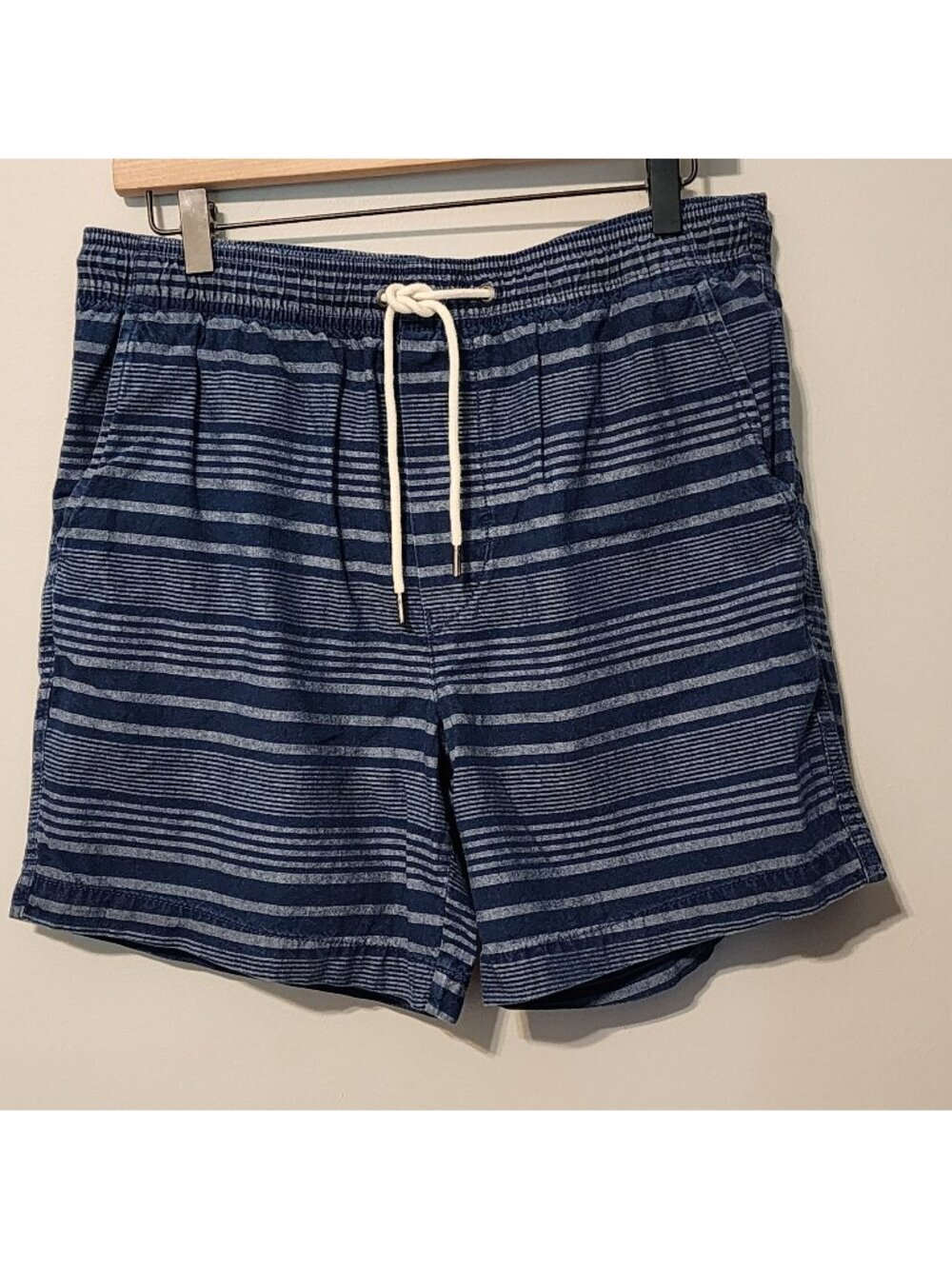 American Eagle shorts men sz M elastic waist